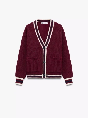 Vinröd kofta med ränder från Zara - Säljer en vinröd kofta från Zara med vita och marinblå ränder längs kanterna och muddarna. Koftan har v-ringning, knäppning framtill med svarta knappar och två fickor. Aldrig använd 