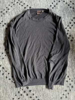 Oscar Jacobson tröja - Riktigt fin Oscar Jacobsson tröja i bra skick. Jackan är köpt på nk för 1 år sen. Pris kan diskuteras vid snabb affär. Tröjan är en blandning av svart och mörkblå.