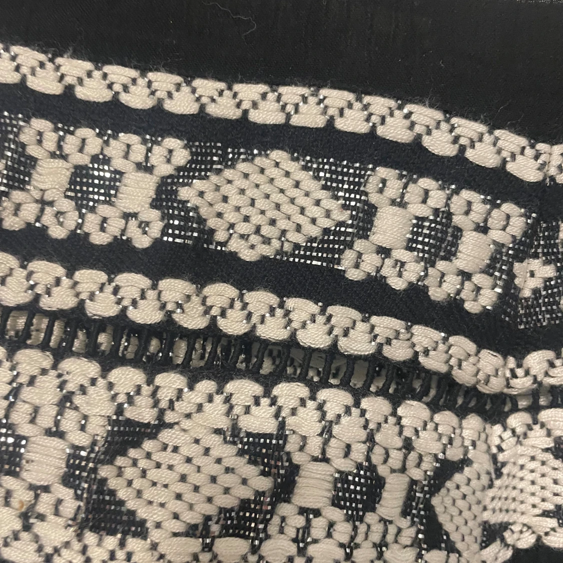 Svart blus med broderi från Paramount - 4