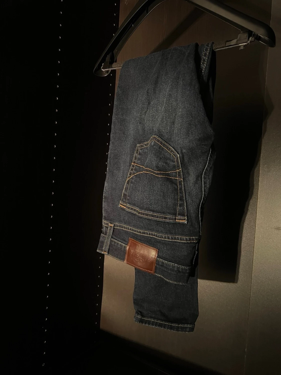 Mörkblå slim fit jeans från Hollister 