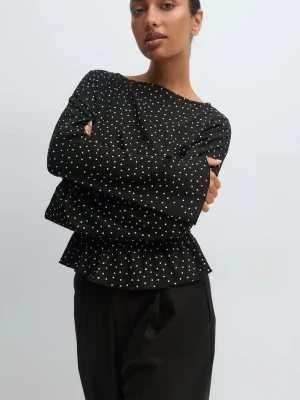 Long sleeve smock top från GINA TRICOT - Trendig svart blus med vita prickar och volang nedtill. Långärmad modell med avslappnad passform och rund halsringning. Perfekt för dig som gillar en lekfull men stilren look. Nypris 300kr