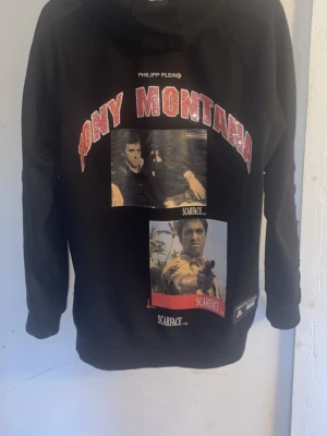 Limited Edition Philip Plein Tony Montana Hoodie - Säljer nu en Limited edition Philip Plein Tony Montana Hoodie i storlek L som knappt är använd. Nypris: runt 14k. Kom privat för äkthetsbevis. Kan gå ner lite i pris vid snabb affär. 