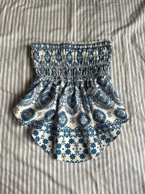 Vit och blå bandeau tubtopp - Supersöt bandeau tubtopp i vitt med blått mönster.Extremt söt till sommaren. Skriv vid intresse 💕💕
