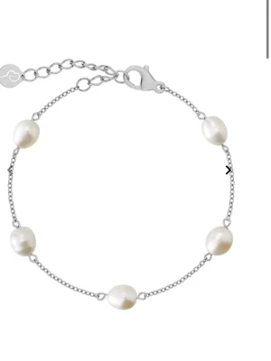  Edblad armband - Silverrmband från Edblad med vita pärlor. Perfekt skick. Orginalpris 450kr. 