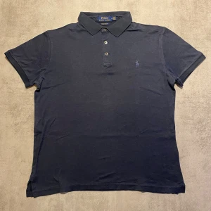 Mörkblå Polo Ralph Lauren pike  - Jag Säljer en fet pike från Polo Ralph Lauren| skicket på tröjan är bra 8/10 | storlek m | ny pris 2000: mitt pris är 349 | skriv vid frågor och funderingar       