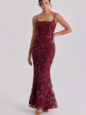 Vinröd långklänning med spetsdetaljer - Elegant vinröd långklänning med tunna axelband och figurnära passform. Klänningen har vackra spetsdetaljer med blommigt mönster och snörning i ryggen för en snygg siluett. Perfekt för speciella tillfällen. Använt bara till balen. 