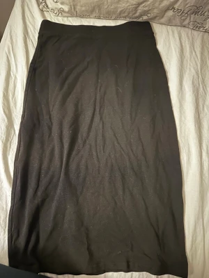 Kjol knälängd - Jätte fin knälång kjol, perfekt till sommaren