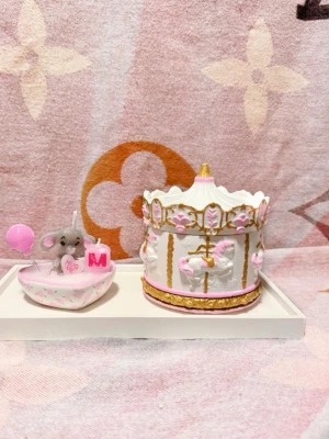 Handgjorda ljus - perfekt present - Handgjorda ljus i superfin coquette/aesthetic stil – perfekt för dig som älskar rosa detaljer, gullig inredning och unika pieces ✨  🕯️ Karusell-ljus i vitt/rosa/guld🛁 Nalle i badkar + ballong (såå söt 🥺)🌸 Gjorda i sojavax  Perfekta som:• Inredning/dekor• Present 🎁• Till ditt “girly” rum / vanity  🎁 Kan slås in som present vid önskemål – säg bara till!♻️ När ljusen brunnit ut kan båda användas som dekoration/förvaring (så du kan återanvända dem 💕)  💗 Helt unika – finns inte i butik📦 Packas noggrant