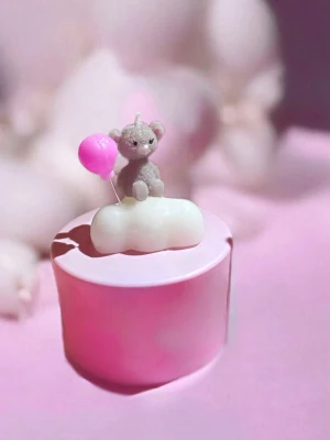 Ljus-Nalle på moln. Går att få i andra färger - Perfekt som present till någon du tycker om – eller som fin dekoration hemma 🧸  ✨ Tillverkad för hand i naturligt sojavax ✨ Varje ljus är unikt – ingen exakt likadan ✨ Superfin till babyshower, dop eller födelsedag ✨ Kan fås inslagen som present (se bild) 🎁  Doft: odoftad   💌 Kan göra fler vid intresse! 💌 Går att få i andra färger på beställning  👉 Först till kvarn – gör bara ett fåtal åt gången  👉 Skickas snabbt!   ⚠️ OBS: Främst dekorationsljus – om det tänds, använd underlag och lämna aldrig u