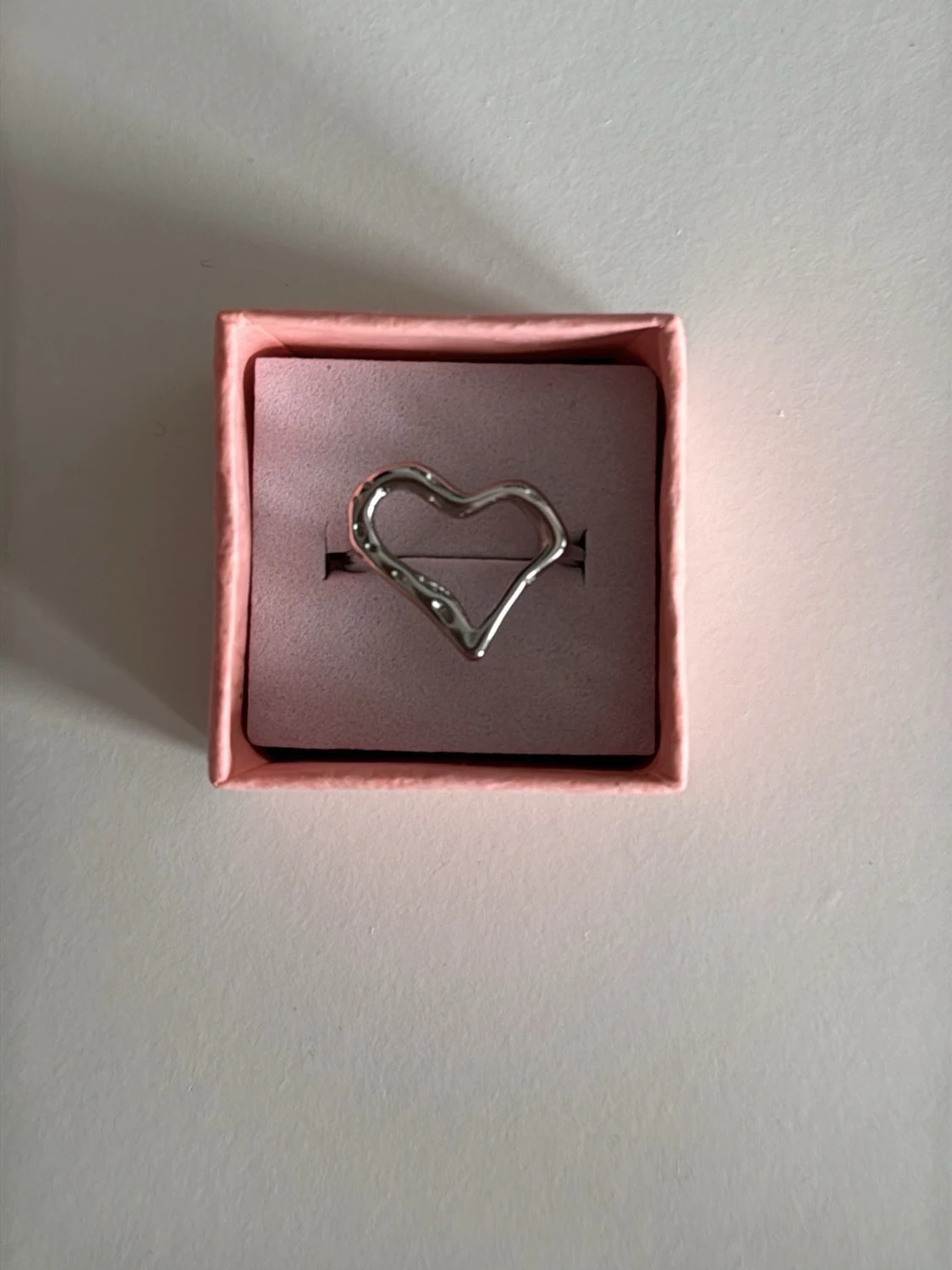 Silverfärgad hjärtring i metall