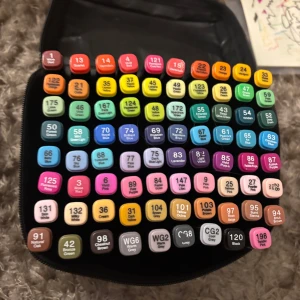 MAALEO markers i olika färger med förvaringsväska - !!Köparen står för frakten!!! Säljer ett stort set med MAALEO markers i många olika färger, perfekt för sminkskisser och kreativa projekt. Pennorna har två spetsar, en bred och en fin, och kommer i en svart förvaringsväska med dragkedja. Pennorna i bild 2 funkar lite men inte så bra. Köpte dom för länge sen men använder inte dom. mer än hälften är oanvänd!🩵