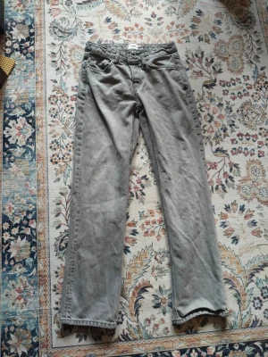 Lager 157 grå jeans - Mycket fint skick, i princip som nya utan synliga tecken på användning. Välbevarade och redo för ny användare.