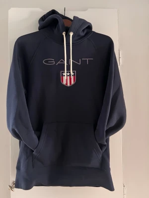 Huvtröja Gant - En klassisk och bekväm huvtröja med snygg design från Gant. 