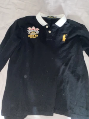 Svart långärmad piké från Ralph Lauren - Säljer min Ralph Lauren piké då den inte passar mig längre diskuterbart pris