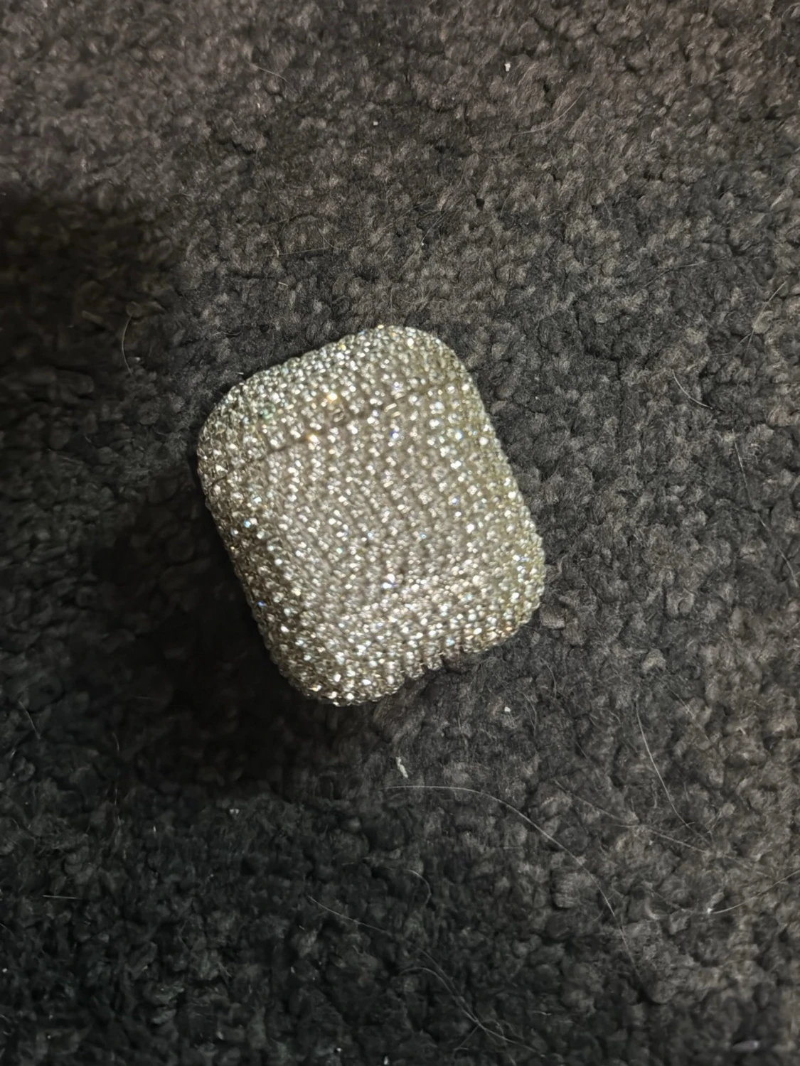 Glittrigt AirPods-fodral med stenar