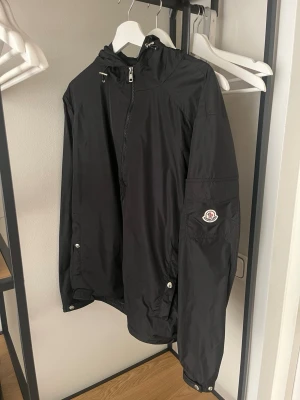 Moncler Etiache Giubbotto vindjacka - Säljer nu min feta Moncler Etiache Giubbotto vindjacka i storlek 5, dvs. XL. Den är i mycket bra skick förutom en knapp som saknas på fickan på vänsterarmen ovanför loggan men inget som påverkar helhetsintrycket eller funktionen. Reservknappar följes med. NFC och QR funkar, se bild 4 och 5. Skriv för fler frågor och funderingar