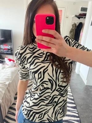 Zebra topp  - Snygg zebra topp i storlek m. 