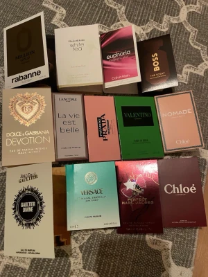 Mix av exklusiva parfymprover - Säljer ett set med exklusiva parfymprover från märken som Rabanne, Dolce & Gabbana, Prada, Valentino, Chloé, Versace, Marc Jacobs, Calvin Klein, Jean Paul Gaultier och Lancôme. Färgglada och eleganta förpackningar i olika former och nyanser. Perfekt för dig som vill testa flera lyxiga dofter. 13st