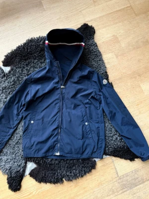 Moncler windbreaker  - Tjena säljer nu min sparsamt använda Moncler windbreaker i storlek 2. Jackan är väldigt bra skick. Säljer den pga att den är för liten för mig nu . Pris kan diskuteras vid snabb affär ⚡️ (jackan är äkta)