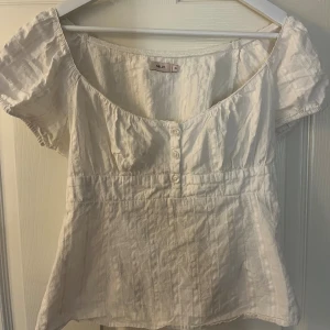Blus - Söt liten blus från Nelly med knapp fram säljer för att den  inte kommer till användning längre❤️