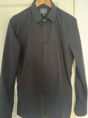 Svart skjorta från H&M - Klassisk svart skjorta från H&M, storlek M slim fit.