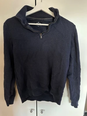 Mörkblå halvzip-tröja från Park Lane - Snygg mörkblå tröja från Park Lane med halvzip och hög krage. Tröjan har långa ärmar och ribbade muddar vid ärmslut och nederkant. Perfekt för lager på lager och enkel att matcha med jeans eller chinos. Det står storlek M men är ganska liten i storleken så skulle säga att den är i storlek S.