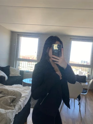 Kavaj från H&M i strl XS - Svart kavaj från H&M i strl XS. Säljes pga att den ej kmr till användning längre. Säljes för 80 kr exkl. frakt. Kan fraktas eller mötas upp i Göteborg. Finns på fler sidor!