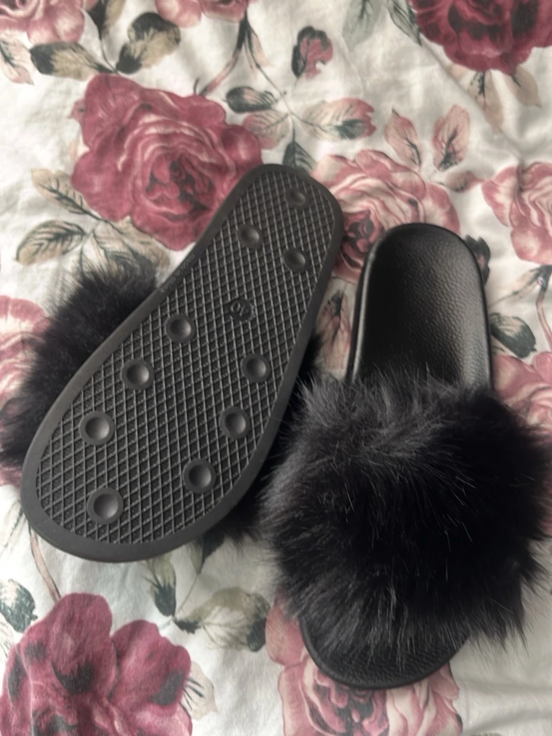 Svarta fluffiga tofflor helt nya  - 1