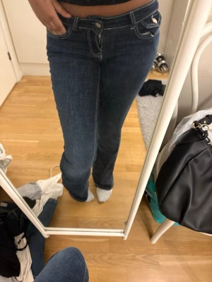 Mörkblå bootcut jeans Gina Tricot - Snygga mörkblå bootcut jeans från Gina Tricot. Jeansen har normal midja och är tillverkade i stretchigt denimtyg för en bekväm passform. 