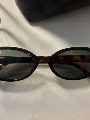 Solglasögon - Jättefina solglasögon i fin färg som är köpta nyligen och knappt använda. 