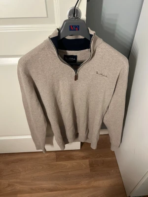 Bondelid ziptröja - Väldigt snygg ziptröja från Bondelid. Nästan helt oanvänd och helt felfri. Nypris 700kr, pris går att diskutera👍184, ca 70 kg o den sitter jättebra.