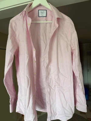 Charles Tyrwhitt rosa skjorta - Storlek XL. Säljes i befintligt skick. Hör av dig för fler frågor och funderingar. 