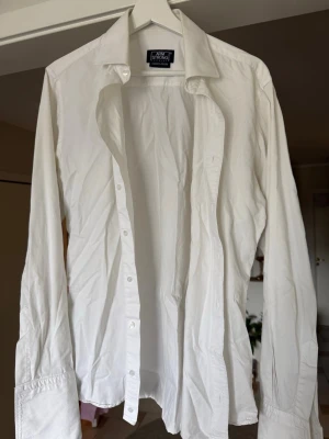 Armstrong vit skjorta - Storlek L/XL. Säljes i befintligt skick. Hör av dig för fler frågor och funderingar. 