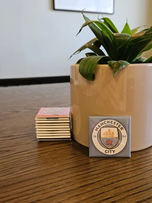 Kylskåpsmagnet Man City - Available in size 50x50mm. All magnets are designed and handmade by me. I use materials that are a mix of new and second hand. I aim to send orders within 24 hours with Postnord, Bring or Early Bird. Follow me on Vinted and Insta. Insta: magnet.man  /Magnet man 🧲