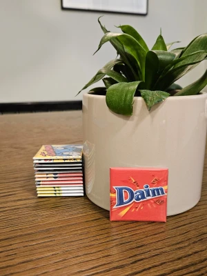 Kylskåpsmagnet med Daim - Available in size 50x50mm. All magnets are designed and handmade by me. I use materials that are a mix of new and second hand. I aim to send orders within 24 hours with Postnord, Bring or Early Bird. Follow me on Vinted and Insta. Insta: magnet.man  /Magnet man 🧲