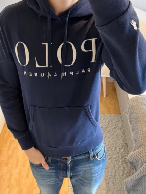 Polo Ralph Lauren Hoodie - Polo Ralph Lauren Hoodie | Storlek: S, passar dig mellan 175-185 cm | Skick: 8/10, använd men finns inga större defekter | Bara att skriva vid funderingar✍️
