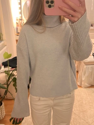 Stickad tröja med polokrage - Supersöt stickad tröja med polokrage i bra skick!💕💕