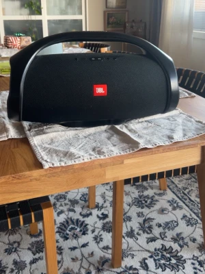 JBL Boombox bärbar högtalare svart - Stor och kraftfull JBL Boombox bärbar högtalare i svart med robust handtag. Perfekt för en fest eller ett gött häng. Nypris cirka 5500kr. Knappast andvänd, därav inga defekter. Låter som den ska. Priset är ej hugget i sten. Hör av er vid funderingar!✌🏼
