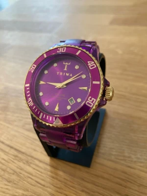 Triwa Diver 40mm Unisexklocka - Säljer en snygg klocka från svenska Triwa i gott men använt skick enligt bilder. Lite tröga länkar och krona. Fungerar bra, originalarmband i återvunnen plast, datumvisare, vattentät, dykarring som roterar osv. Behöver nytt batteri.  Nypris: 1000 SEK Mitt pris: 289 SEK  Skickas alltid snabbt och spårbart. Skriv vid frågor och se gärna mina andra annonser!   GRATIS: För betalande kunder erbjuder jag personlig experthjälp för dig att göra nya fynd (nytt & begagnat). Fråga för mer info!