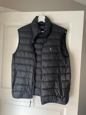 Ralph lauren dunväst - Fin polo väst i bra skick, säljes då den är lite för kort för mig då jag är ganska lång