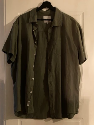 Kortärm skjorta  - Använd fåtal gånger. Herr men funkar super till kvinnor med om man vill ha en oversize tröja eller bara en lite större:)