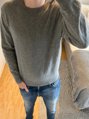 A Day’s March 100% Kashmirtröja - A Day’s March 100% Kashmirtröja | Storlek: S, passar dig mellan 180-190 cm | Skick: 9/10, använd fåtal gånger | Bara att skriva vid funderingar✍️