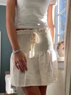 Fin volangkjol från Zara - jättefin kjol från zara! Den finns inte tillgänglig på hemsidan längre. Säljer pga att den inte kommer till användning tyvärr💗 är i M men den passar större och mindre💗nypris runt 350 kr om jag inte minns fel!