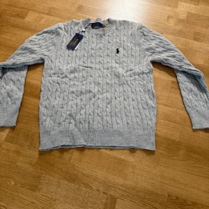 Ralph lauren tröja - En grå Ralph lauren som är ny och oanvänd. Prislappen är på. Storlek M