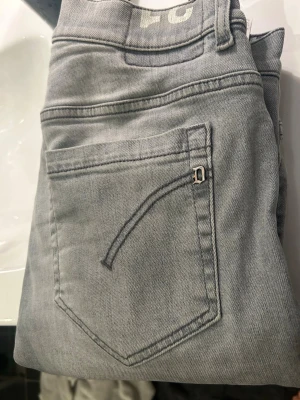 Dondup jeans George  - Dondup jeans George storlek 31 mycket fint skick, liten defekt på knät märks knappast. Passar 32