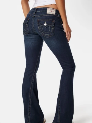 Mörkblå bootcut jeans True Religion - Helt nya mörkblå jeans i storlek 27 från Jonhells. Tyvärr köpte jag fel storlek och kunde inte lämna tillbaka då kvittot tappades bort. Aldrig använda.  • Storlek: 27 • Skick: Nya utan användning • Modell: Bootcut / lätt utsvängda • Färg: Mörkblå denim • Snygga bakfickor med detaljer • Stretchigt och bekvämt material • Perfekta både till vardag och fest  Snabb frakt och noggrant packade 📦 Pris kan diskuteras vid snabb affär.