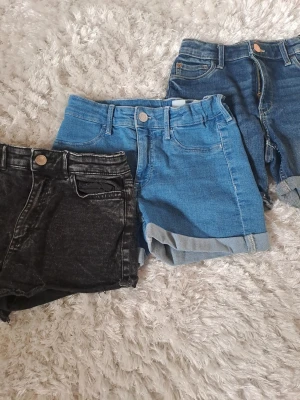 Jeansshorts från hm - Säljer tre barn shorts från hm. De är i storlek 146, 134 och 128. Ett par svarta, ett par blå och ett par mörkblå. Köp 1 för 60, 2 för 110 eller 3 för 140. Skriv vid intresse! 