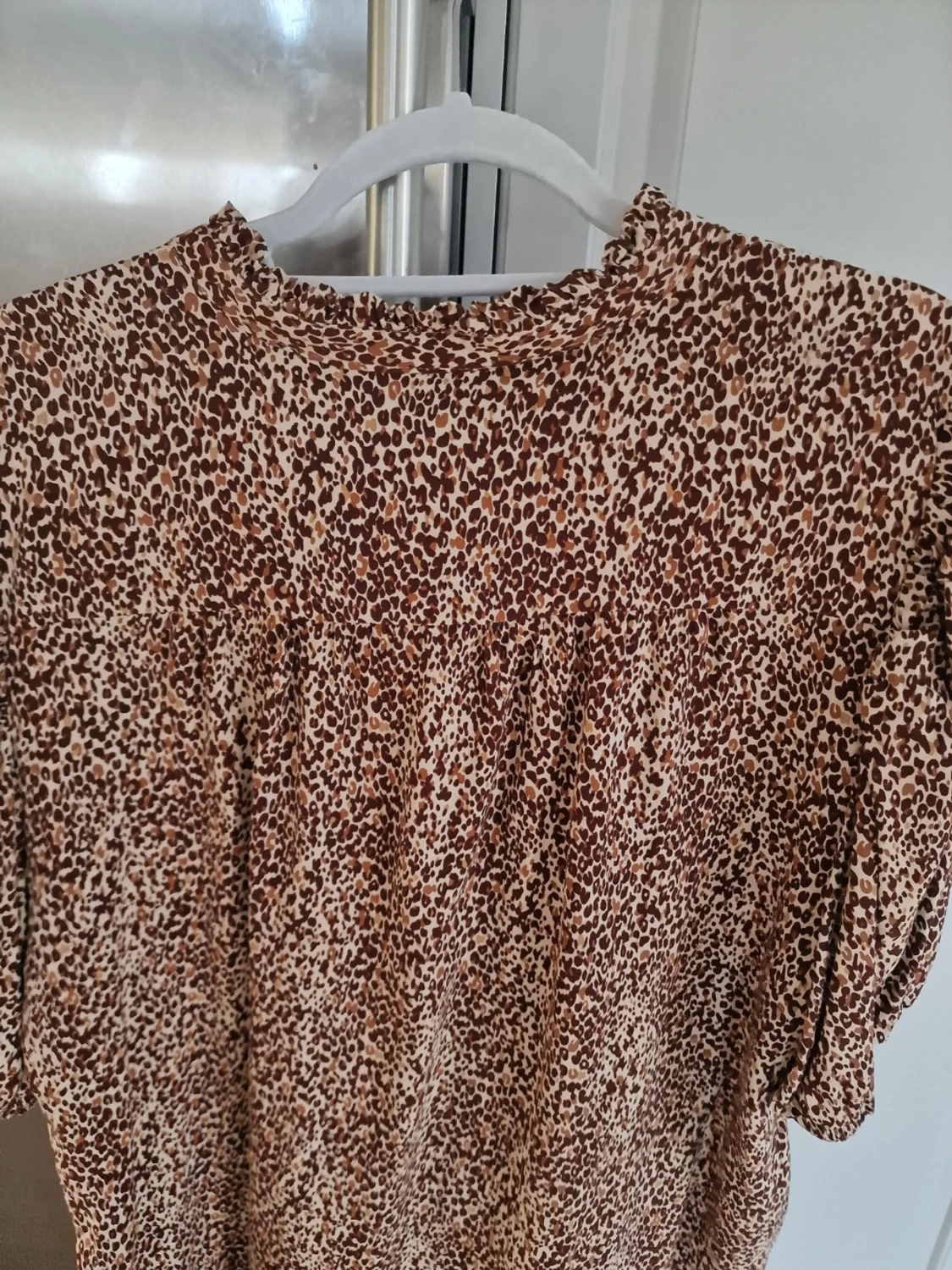 Brunmönstrad blus med v-ringning - 2