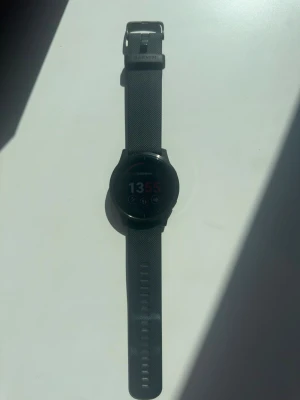 Garmin Vivoactive 4 – Nästan som ny! - Säljer min Garmin Vivoactive 4 som knappt är använd, max 10 gånger. Den är i absolut toppskick, utan repor eller synliga märken. Fullt fungerande och med alla originaltillbehör (2st laddare, originalband och originalbox medföljer).  En perfekt smartklocka för dig som vill ha GPS, pulsmätning, aktivitets- och sömnspårning, samt massor av träningsfunktioner. Bra batteritid och snygg design som passar både till vardags och träning.  Nypris: ca 3500 kr Mitt pris: 1499kr  Skick: Nästan som ny, knappt