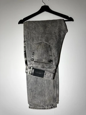 J.Lindeberg jeans  - Säljer ett par sjyssta jeans med snygg tvätt, använt fåtal gånger då jag har ett par likadana. Storlek 30/32.